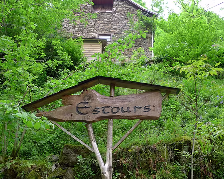 23 Hameau d'Estours, dans la vallée homonyme.