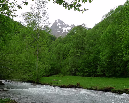 26 Le Mont Valier en toile de fond.
