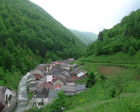41 Le village de Couflens, coincé entre les montagnes et le torrent du Salat.