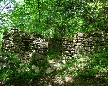 79 La plupart des cabanes sont faites d'empilement de pierres taillées, sans jointure. D'où leur fragilité.
