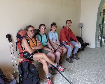 006 Petite pause dans l'entrée du couvent !!!