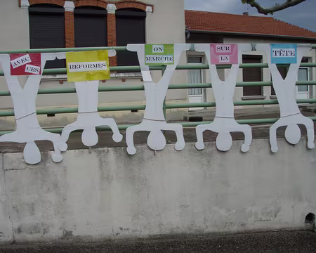 057 Nous, on marche sur nos pieds