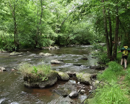 PXL087 qui rampe joliment au fond d'une vallée abrupte