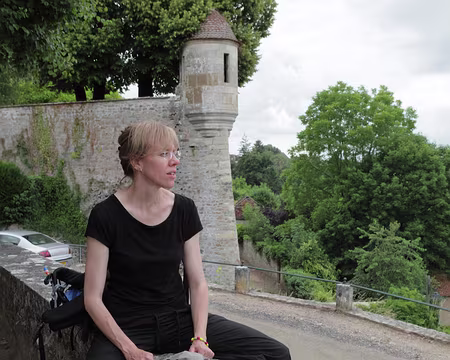 PXL093 sur un éperon rocheux ....... au fond, une guérite. Elle a besoin d'être là la blonde ????