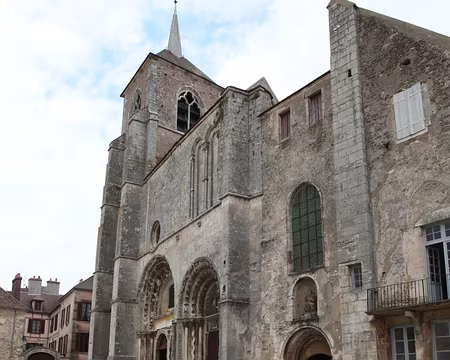 PXL096 L'église St Lazare à l'architecture romane .... c'était fastoche tout de même ;-))