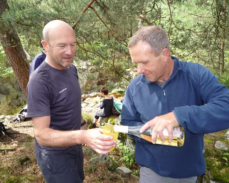 PXL030 La déco et Didier, ça fait deux, il en profite pour entrainer Fred dans l'alcoolisme .... c'est honteux :-))