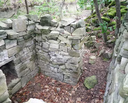 PXL042 A gauche, la cheminée