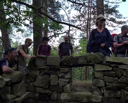 PXL045 La fenêtre de l'abri. Didier nous précise que le toit devait être en tôle