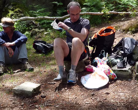 PXL070 ... René met ses chaussons pour manger ...