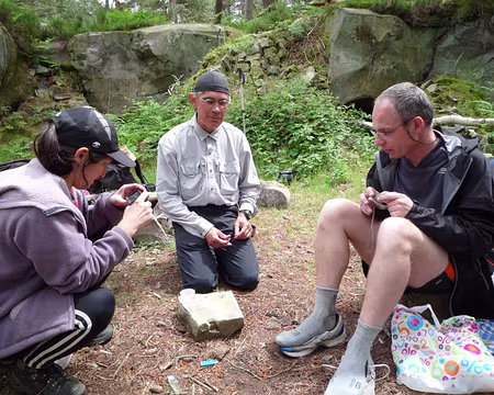 PXL081 Recueillement devant la fin d'une ptite bille blanche terminant sur le bucher !