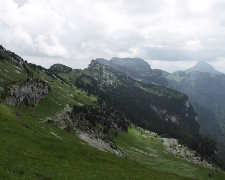 IMG_5042 Col de Bellefont. Vue vers la Dent de Crolles et Chamechaude