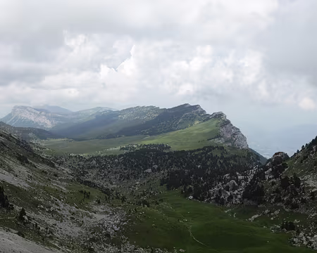 IMG_5047 Col de Bellefont. Vue vers le vallon de Marcieu, l'Aulp du Seuil, et tout au fond à gauche, le Pinet et le Granier.