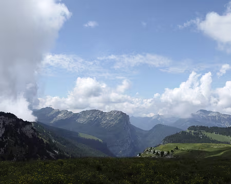 IMG_5194 Dans le creux au centre on devine le Cirque de saint-Même.