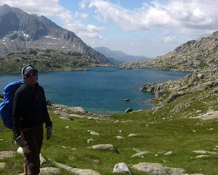 PXL084 Marie-Claude devant l'estany des Monges