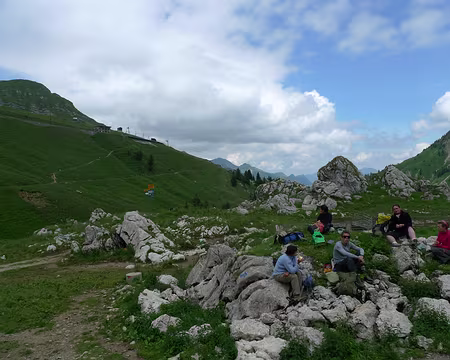 002 Déjeuner sur l'herbe, après la dépose du petit train d'altitude.