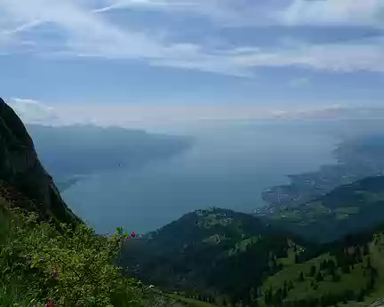 013 Superbe vue plongeante sur le lac Léman. À gauche, la France. À droite, la Suisse.
