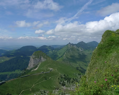 014 Le petit train d'altitude serpente, via plusieurs tunnels, entre les Rochers de Naye et la Dent de Jaman.