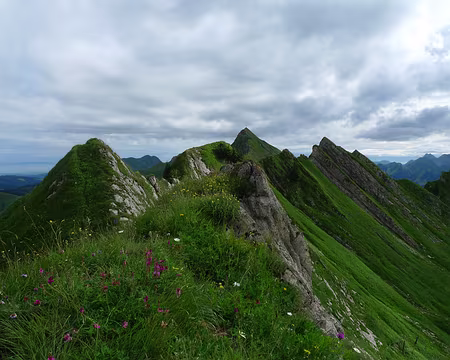 032 Prochain objectif : la Dent de Lys (au centre).