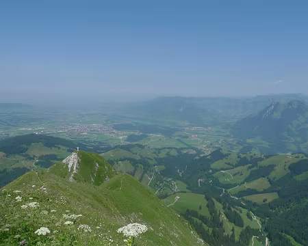 070 Vue magnifique depuis le sommet du Moléson. Au loin, le lac de Neuchatel.