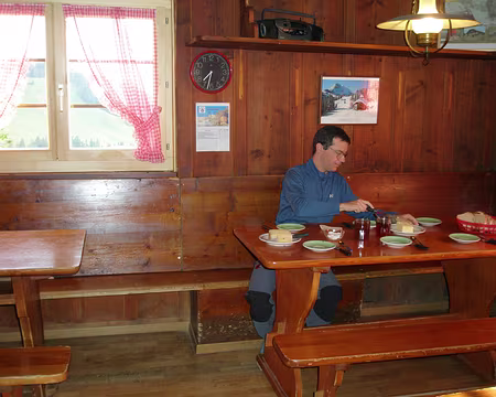 078 4ème jour. Petit-déjeuner à la cabane des Petites Clés.
