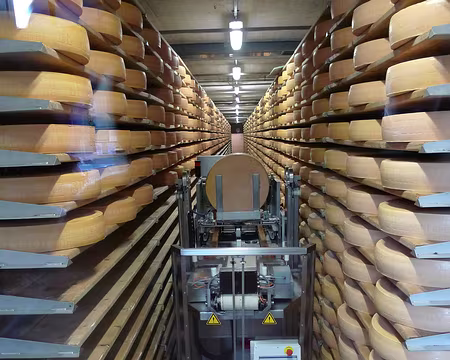 082 Fromagerie dans Gruyères. Et oui, les fromages ne sont plus retournés et brossés à la main…