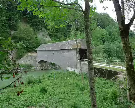 086 Le « Pont-qui-branle », sur la Sarine.