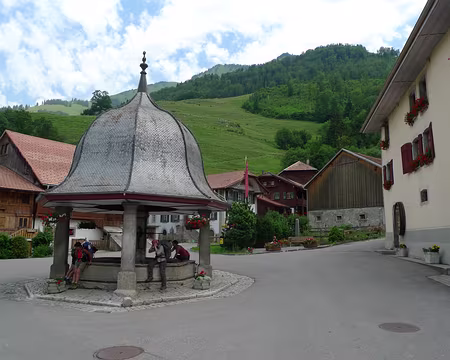 088 Trois petits tours autour de la fontaine d'Essoc…