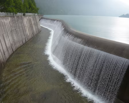 PXL060 Le barrage de Cérésole Réale déborde