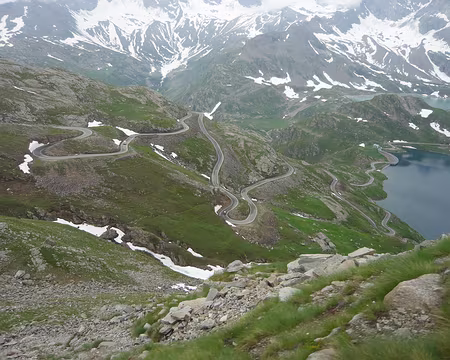 PXL065 Une route incroyable qui nous amène sans effort à 2600 m