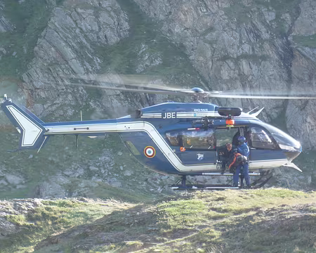 P1030246 Les gendarmes descendent au refuge de jeunes imprudents en difficulté au col d'Arnès.