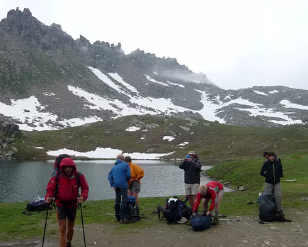 P1030378 Le bus nous dépose au lac de Nivole, à 2534 m.