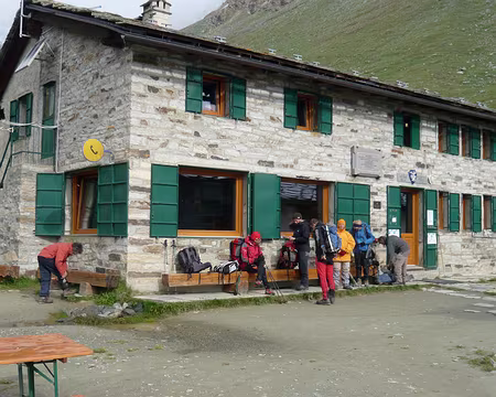P1030448 Départ de Vittorio Sella pour une excursion avec sac allégé.