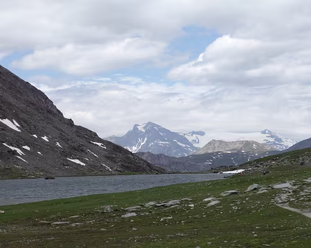 IMG_6079 Lac de Savine. Au fond : la Dent Parrachée, et le Dôme de l'Arpont et le Dôme de Chasseforêt, reliés par les Glaciers de la Vanoise.