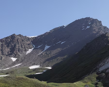 IMG_6209 L'arête que nous devons suivre pour atteindre le sommet est occupée par des névés formant des corniches menaçantes !