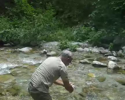 PXL001 Midi et demi, Jean-Claude mouille le chapeau dans le Boréon.