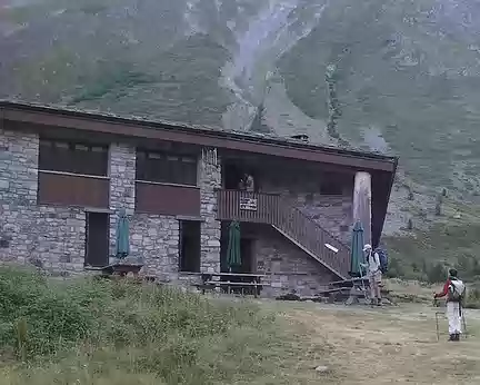 PXL010 Le Pas franchi, la descente avalée, nous voilà au refuge du Pré de la Chaumette.