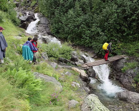 IMG_7692 Passerelle douteuse sur le torrent de Rougnoux : on envoie un intrÃ©pide pour tester !