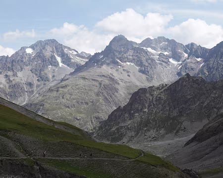 IMG_7839 Descente vers le refuge de Vallonpierre. Au fond, de gauche Ã droite, les Bans (3669m), le Pic Jocelme (3458m), le Pic de Bonvoisin (3480m) et les pics du Loup...