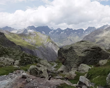IMG_7883 Sur l'horizon, de gauche Ã droite : La Cime du Vallon (dans les nuages, 3406m), La Pointe de la Muande (3315m), les Rouies (dans les nuages 3589m), les Pics du...