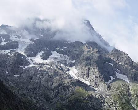 IMG_8000 Rayon de soleil sur le refuge de ChabournÃ©ou, le Sirac reste drapÃ© dans les nuages