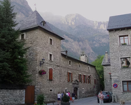 018 Une vieille ville au coeur des montagnes.