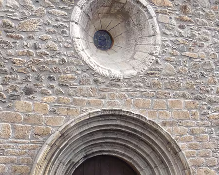 022 L'accueillant porche roman de l'église.