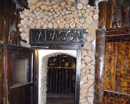 023 La non moins accueillante entrée d'un bar.