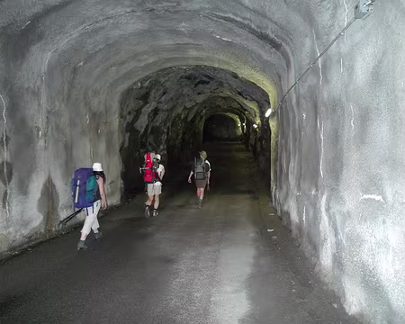 003 Passage latéral creusé dans la montagne pour accéder...