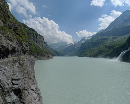006 Cheminement en balcon au dessus du lac.