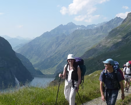 010 Cheminement en balcon au dessus du lac.