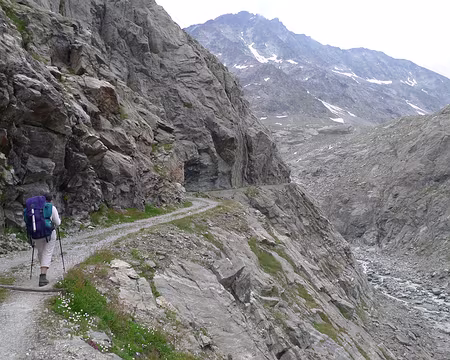 012 2ème jour. Après la cabane Chanrion, direction plein sud, vers l'Italie, dans un décor minéral.