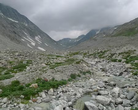013 Le ciel s'obscurcit, au dessus du long vallon menant au col de Crête-Sèche.