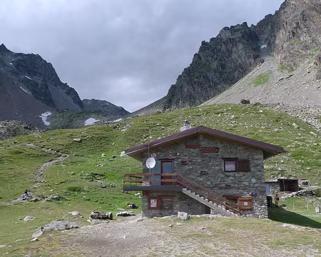 015 Derrière le col, en Italie, le temps s'apaise. Arrivée au refuge de Crête-Sèche.