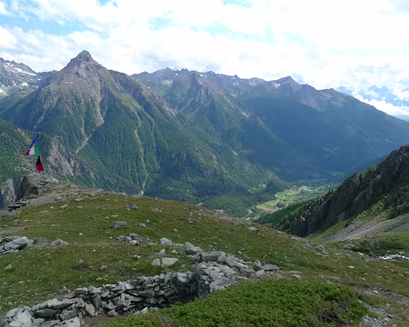 016 Devant le refuge, vue sur la vallée italienne de la Valpelline.